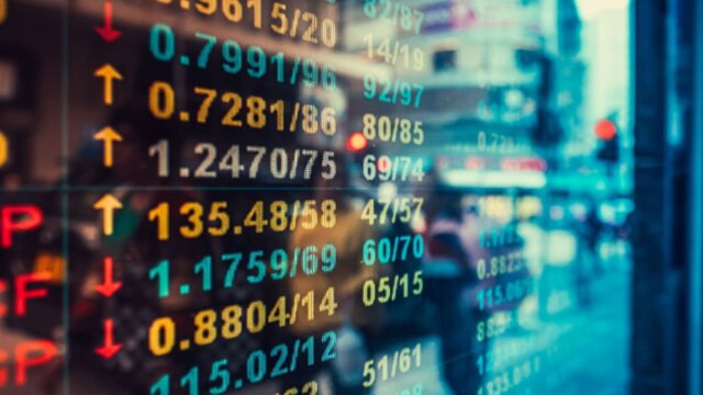 Bitcoin Falls While Altcoins Rise in Crypto Market Rotation